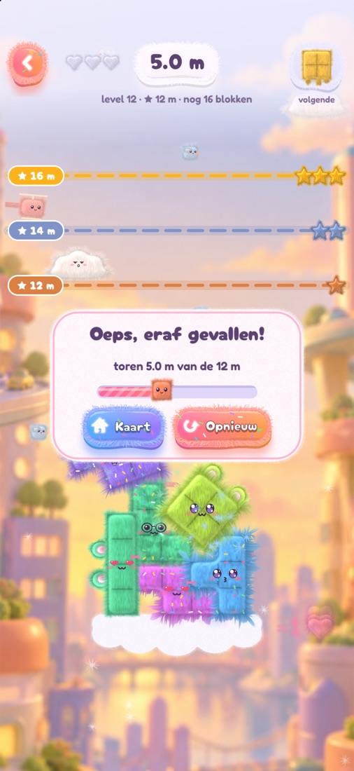 Een hoge toren van Fluffies in een level