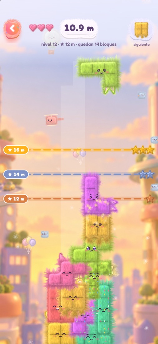 Una torre alta de Fluffies en un nivel